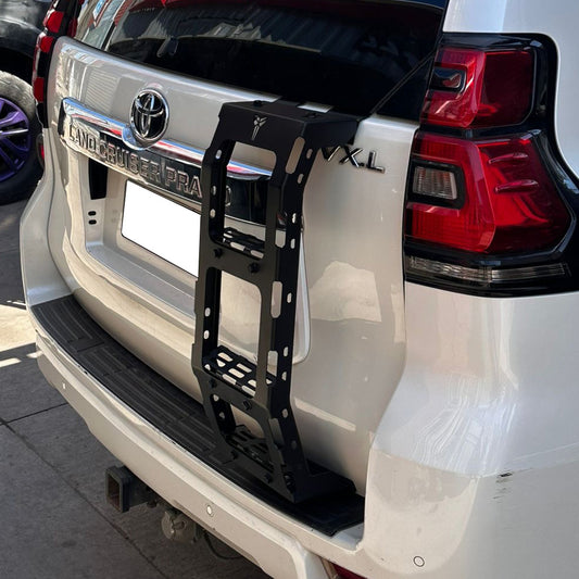 Escalera Metálica de Portalón para Toyota Land Cruiser con diseño robusto y acabado en negro