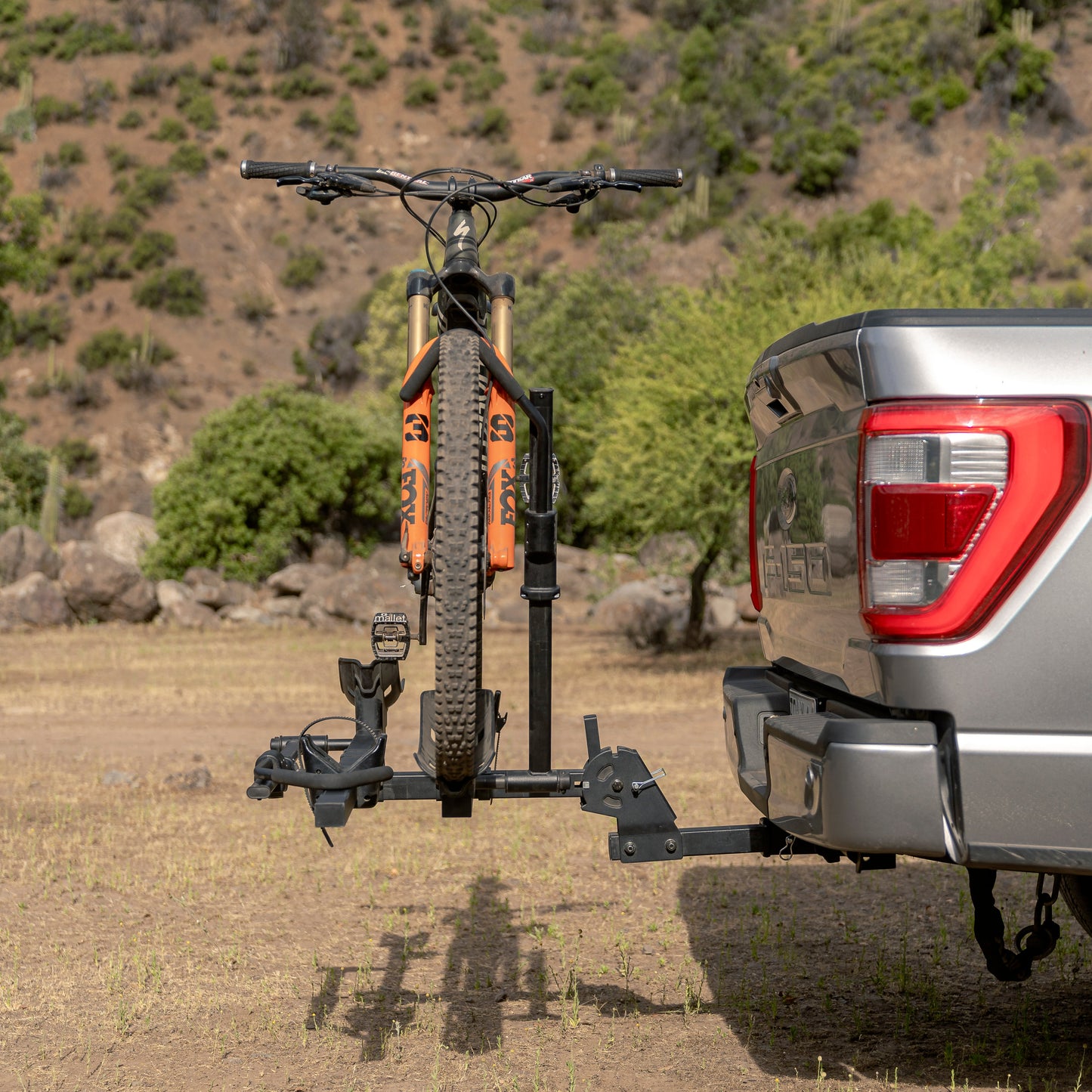 Portabicicleta eBikes AndesRacks montado en la parte trasera de un camión con bicicleta de montaña