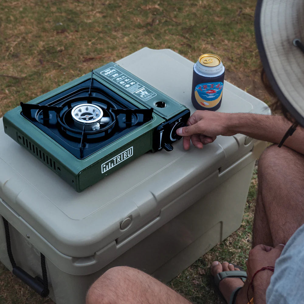 Cocinilla portátil verde de Overland Riders Store en uso sobre caja resistente en exterior