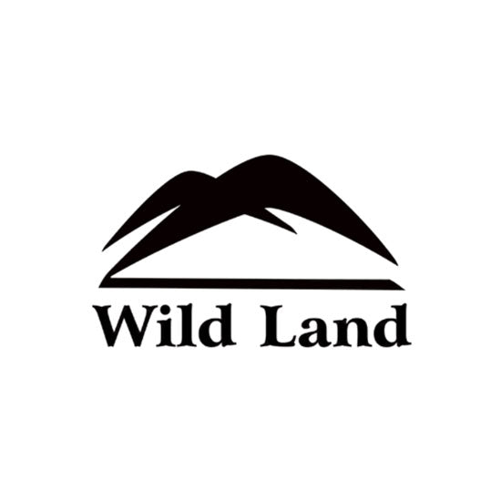 Logotipo minimalista de WildLand con picos de montaña y texto de marca para equipos overland y carpas