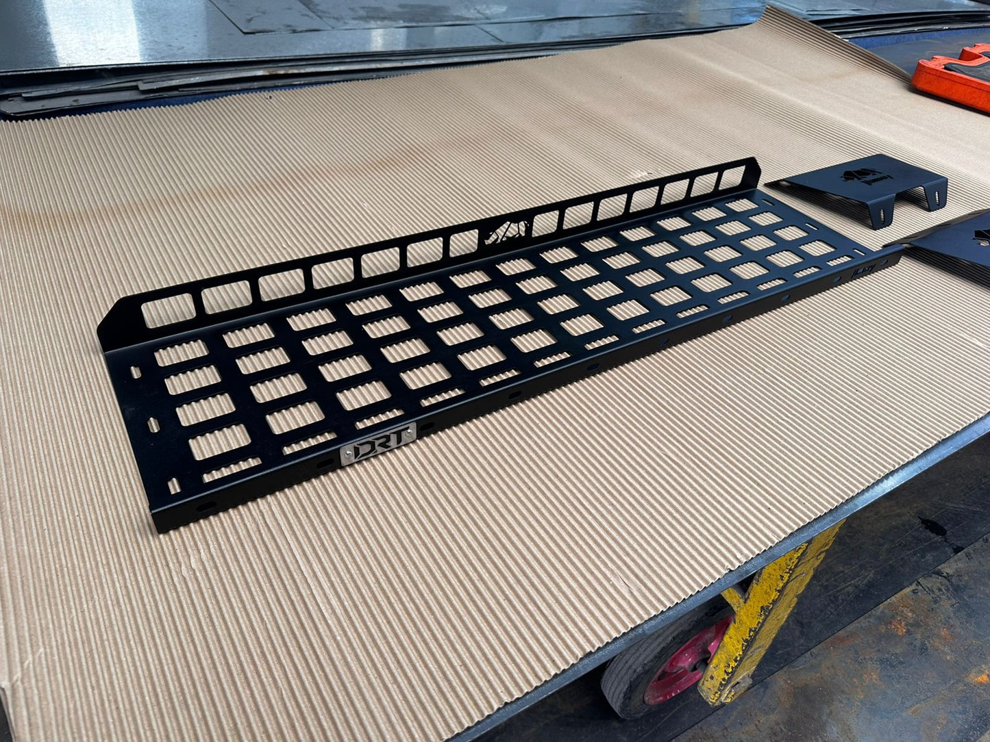 Panel Táctico Rígido Horizontal tipo Molle para Jimny 5 Puertas – Dirt Trucks