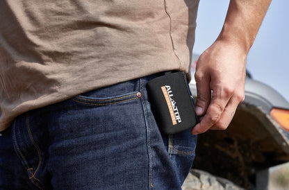 Kit de Desinflado Automático ALL-TOP compacto en funda negra en el bolsillo trasero de un hombre