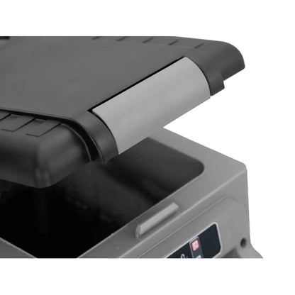 Detalle de tapa abierta del refrigerador portátil Alpicool CF55 en color gris oscuro