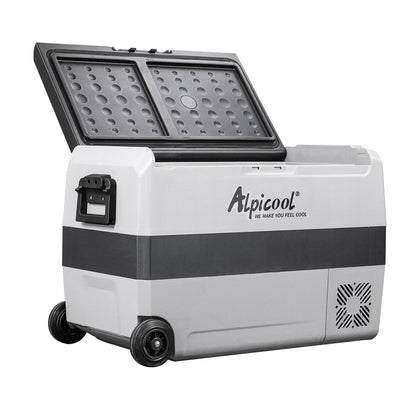 Refrigerador portátil Alpicool T50 color blanco con ruedas y tapa abierta para viajes