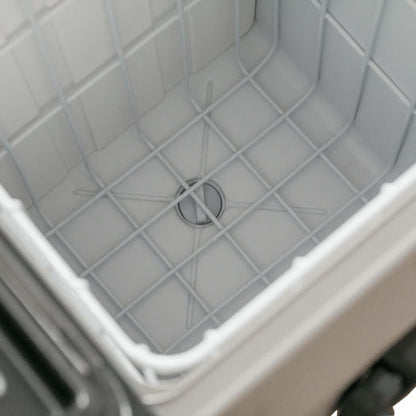 Interior vacío del refrigerador portátil Alpicool T60 con diseño espacioso y rejilla para almacenamiento