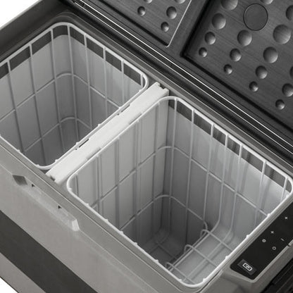 Interior del refrigerador portátil Alpicool T60 con compartimentos separados y diseño moderno