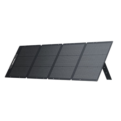 Panel solar plegable Bluetti de cuatro secciones con diseño portátil y soporte integrado