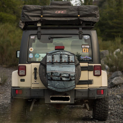 Bolso Para Neumático Goubet en vehículo todoterreno con múltiples bolsillos y correas de sujeción