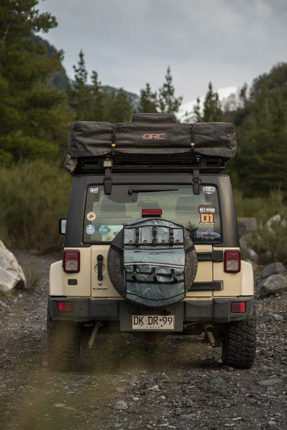 Bolso Para Neumático Goubet instalado en rueda trasera de vehículo todoterreno en camino de montaña