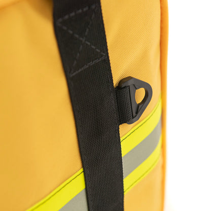 Detalle de correa negra y diseño reflectante en botiquín de almacenamiento Goubet color amarillo