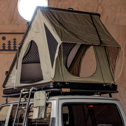 Carpa de Techo Tribu montada en vehículo con diseño resistente y ventanas de malla para ventilación