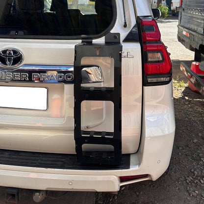 Escalera Metálica de Portalón Dirt Trucks montada en la parte trasera de un vehículo todo terreno.