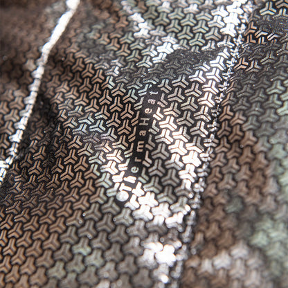 Detalle del abrigo Goubet con Manta Térmica con Tecnología Thermaheat en textura metálica reflectante