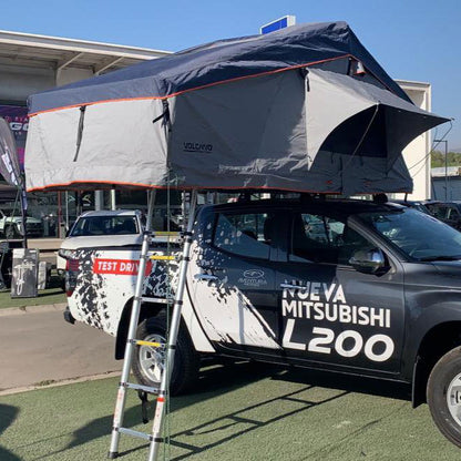 Carpa de Techo para 2 personas Volcano instalada en una camioneta Mitsubishi L200 negra y blanca