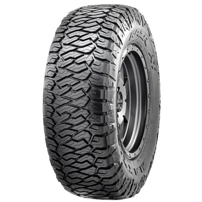 Neumático RAZR de Maxxis con dibujo agresivo para un excelente agarre en superficies off-road