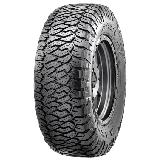 Neumático RAZR de Maxxis con dibujo agresivo para un excelente agarre en superficies off-road