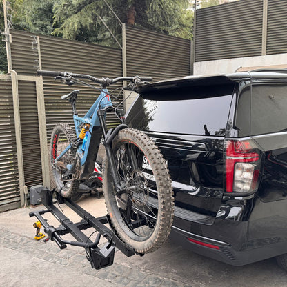 Portabicicleta eBikes AndesRacks montado en un vehículo con bicicleta de montaña asegurada