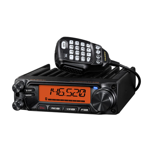 Radio Móvil VHF Yaesu con micrófono de mano y pantalla digital iluminada en color naranja