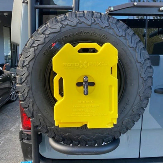 Bidón de Combustible Diesel 7,6 L de Rotopax amarillo montado en la rueda trasera de un vehículo todoterreno