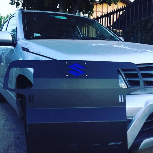 Cubre Carter Suzuki Grand Vitara montado frente a un vehículo SUV plateado