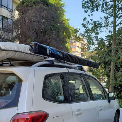 Toldo Lateral AndesRacks montado en una camioneta para protección solar y privacidad exterior