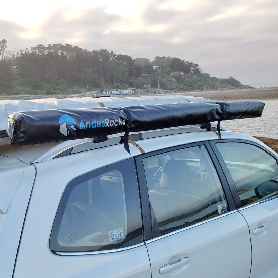 Toldo Lateral AndesRacks montado en el techo de un auto, ideal para protección en exteriores